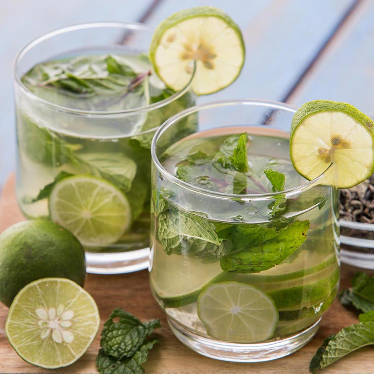 برای درمان آفتاب سوختگی چه بخوریم,iced-green-tea-چای سبز